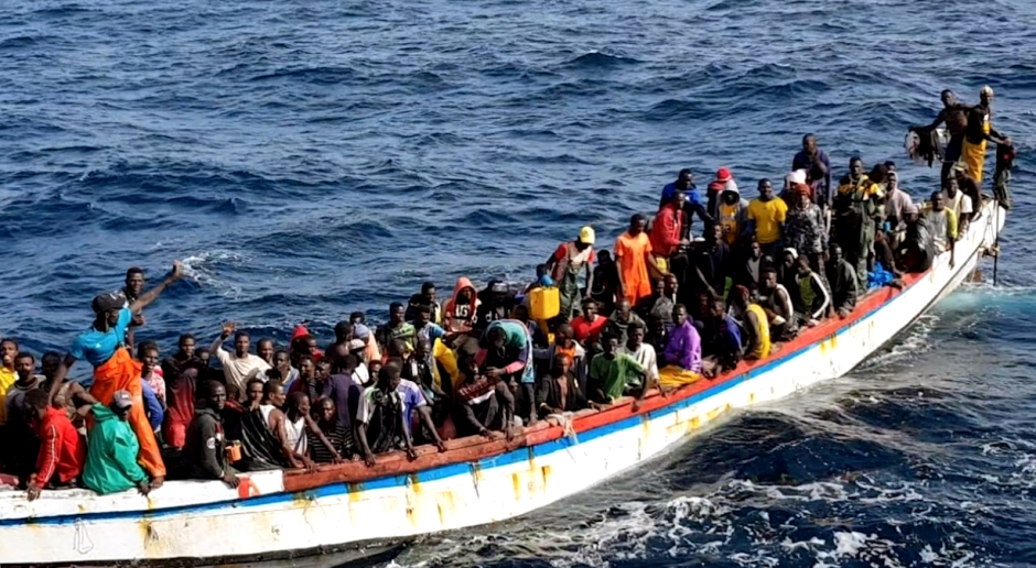 Un cayuco a su llegada al muelle de La Restinga