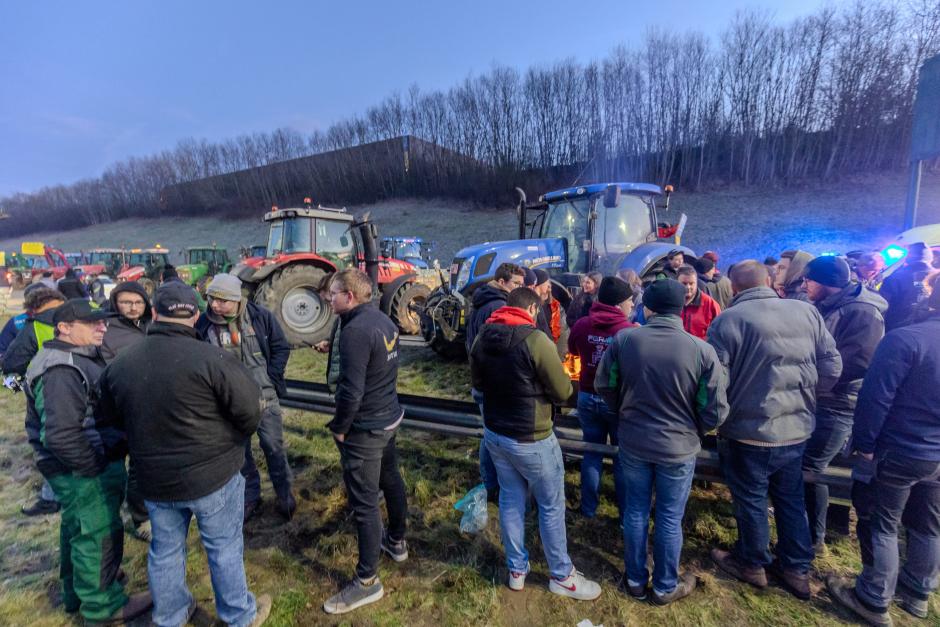 Agricultores franceses movilizan sus tractores para bloquear París