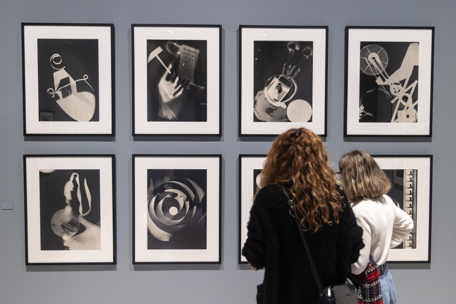 MÁLAGA, 29/01/2024.- El Museo Carmen Thyssen Málaga inaugura hoy lunes la exposición 'Man Ray. Fotografías selectas', una muestra temporal del célebre fotógrafo estadounidense Emmanuel Radnitzky Man Ray (Filadelfia 1890-París, 1976), una de las figuras más destacadas del dadaísmo y el surrealismo. EFE/ Daniel Pérez