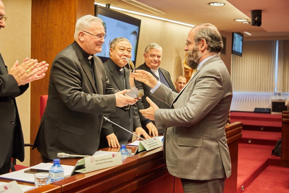 Alfonso Bullón de Mendoza recibe el premio ¡Bravo! de la Conferencia Episcopal Española