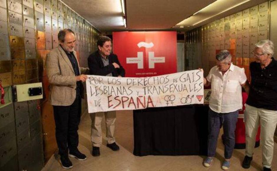 Pancarta que utilizó Berkana en la manifestación del 25º aniversario de la Revuelta de Stonewall, la primera protesta del colectivo homosexual. En la imagen, de izq. a dcha., Juan Cerezo, Luis García Montero, y Mili Hernández y su pareja, Mar de Griñó