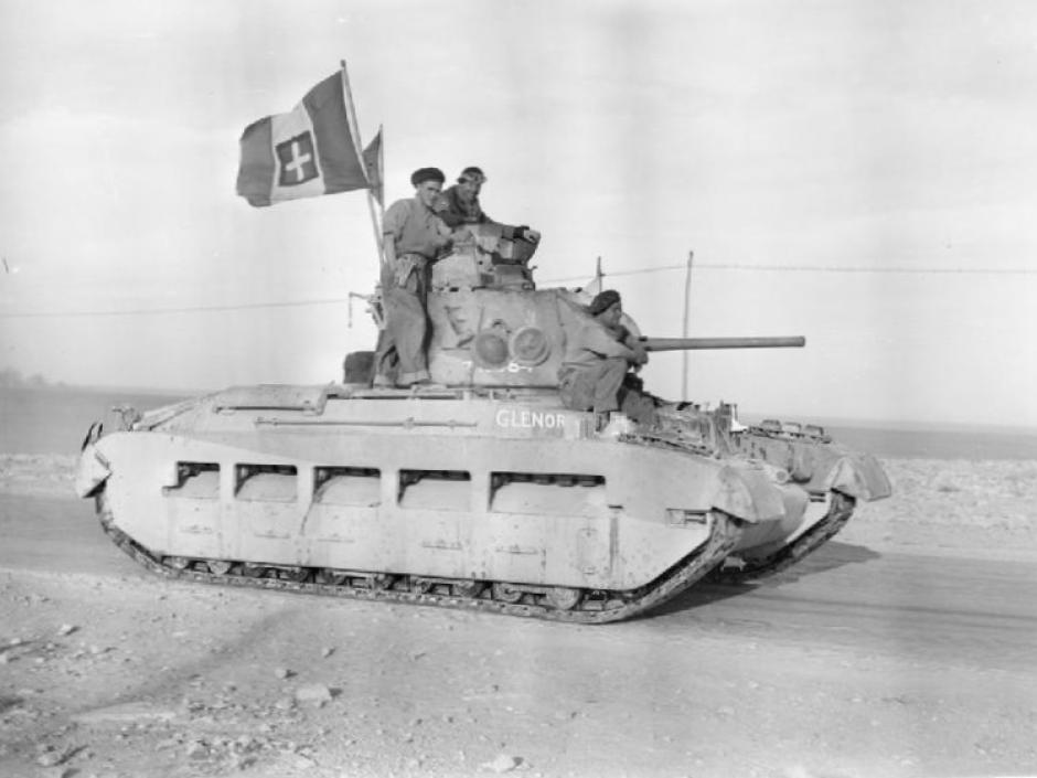 Una bandera italiana capturada ondea en un tanque británico Mk II Matilda , 24 de enero de 1941