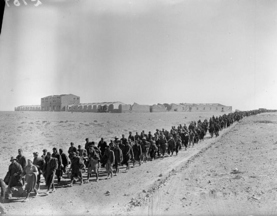 Columna de prisioneros italianos tras la batalla de Sidi Barrani