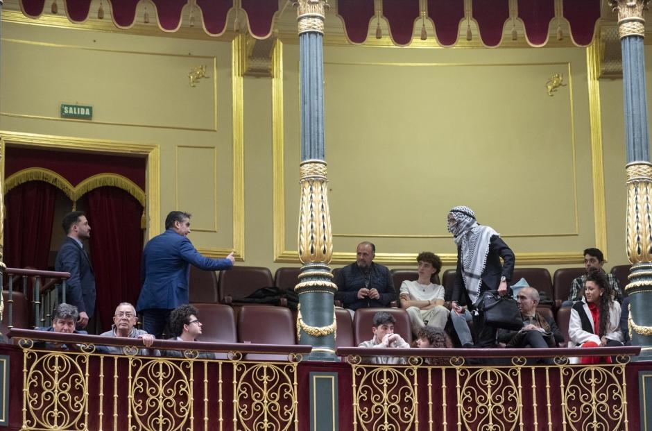 Seguridad del Congreso expulsa a un hombre que lleva un pañuelo árabe durante una sesión plenaria, en el Congreso de los Diputados, a 30 de enero de 2024, en Madrid (España). El Pleno del Congreso celebra una sesión extraordinaria hoy para debatir y votar el dictamen de la Comisión de Justicia a la Proposición de Ley Orgánica de amnistía