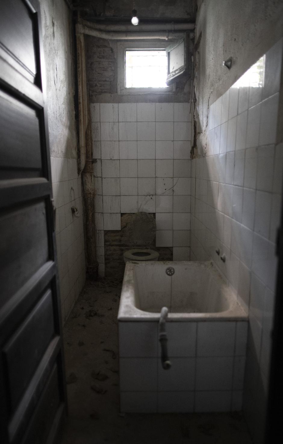 Interior del baño de la casa de Vicente Aleixandre, en Madrid, (España), a 5 de febrero de 2021. Tras la visita realizada por el ministro de Cultura, han informado que el próximo lunes pedirá a la Comunidad de Madrid que inicie los trámites para declarar Bien de Interés Cultural la casa donde vivió, desde 1927 hasta su muerte en 1984, el Premio Nobel de Literatura Vicente Aleixandre y así poder convertirla en la "gran Casa de la Poesía".
05 FEBRERO 2021;URIBES;VICENTE ALEIXANDRE;
Eduardo Parra / Europa Press
(Foto de ARCHIVO)
05/2/2021