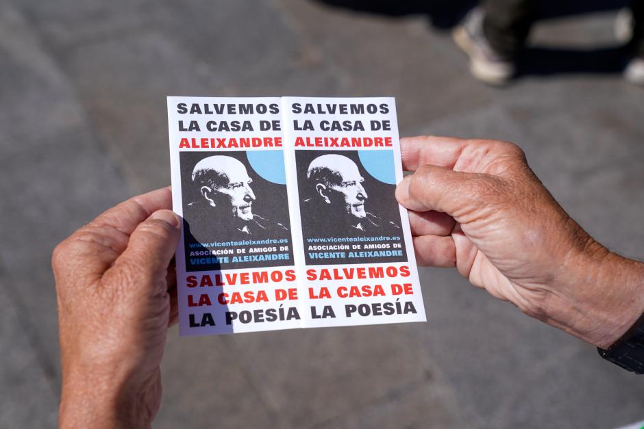 Un cartel en el que se lee: `Salvemos la casa de Aleixandre, salvemos la casa de la poesía´, durante una manifestación por la protección y salvaguarda de la casa del poeta Vicente Aleixandre, en la Puerta del Sol de Madrid, a 7 de julio de 2021, en Madrid (España). Organizado por la Asociación de Amigos de Vicente Aleixandre, la protesta tiene como objetivo denunciar la "inacción" del gobierno autonómico y de la consejería de Cultura por "menospreciar" el valor histórico y cultural de la casa de Aleixandre en la antigua calle de Velintonia.
07 JULIO 2021;VICENTE ALEIXANDRE;POETA;CULTURA;VALOR
A. Pérez Meca / Europa Press
(Foto de ARCHIVO)
07/7/2021