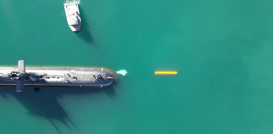 Momento del lanzamiento de una maqueta desde los lanzatorpedos del submarino S-81