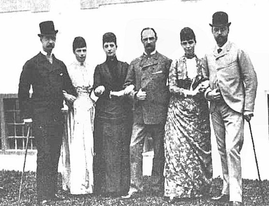 Los seis hijos de Cristián IX y la reina Luisa, fotografiados en 1882. Desde la izquierda: el rey Jorge I de Grecia, la emperatriz María Fiodorovna de Rusia, Alejandra, princesa de Gales, el príncipe heredero Federico de Dinamarca, la princesa Thyra y el príncipe Valdemar