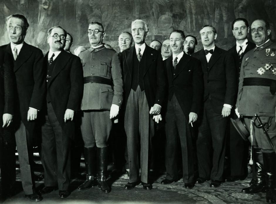 Batet, tercero por la izquierda, junto a Francesc Maciá y Lluis Companys, ambos fueron presidentes de la Generalitat, en un acto en 1933