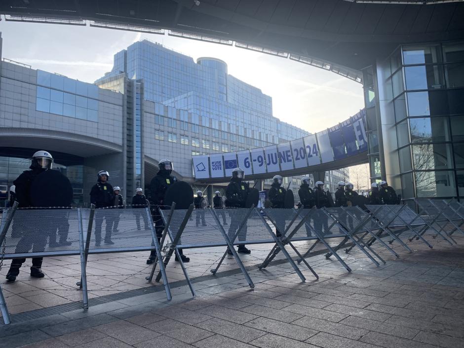 Cordón policial alrededor de la sede del Parlamento Europeo en Bruselas