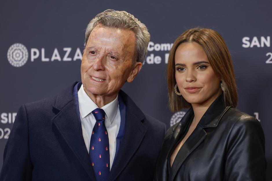 El ex torero español José Ortega Cano (i) y su hija, Gloria Camila, en la presentación de la feria