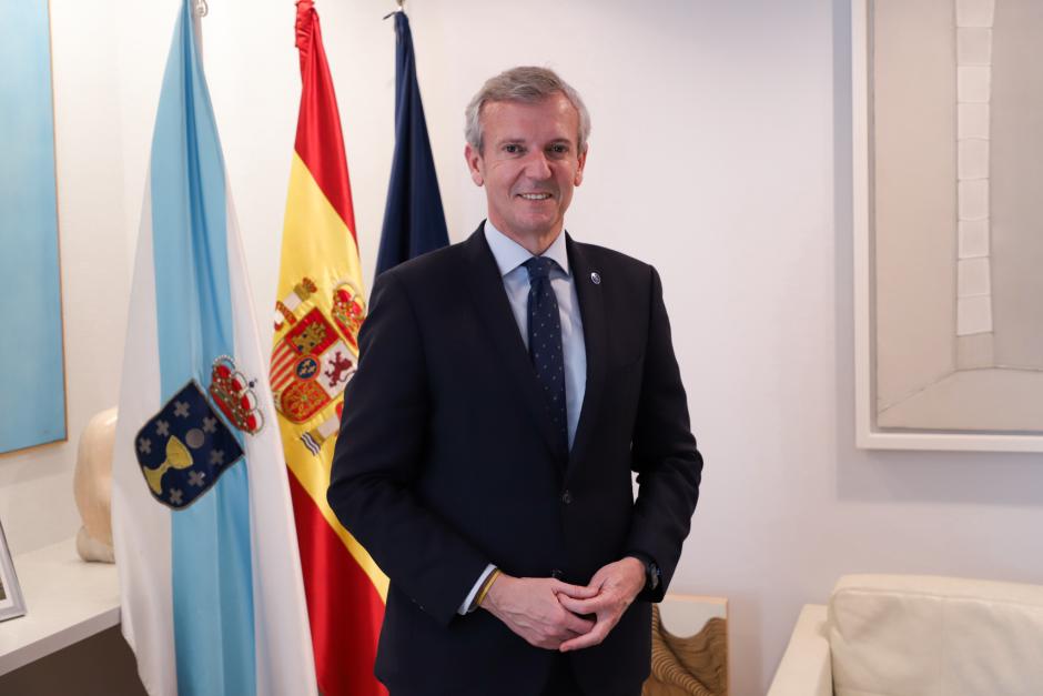 Rueda en su despacho frente a las banderas de Galicia, España y la UE