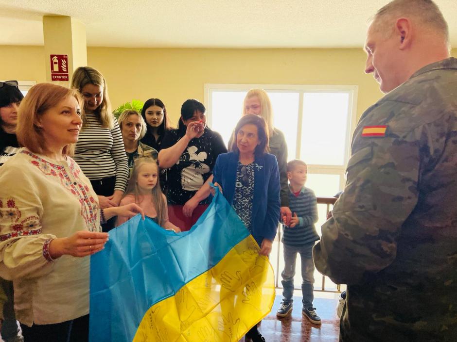 Un momento de la reunión de la ministra de Defensa, Margarita Robles, con familiares de combatientes ucranianos