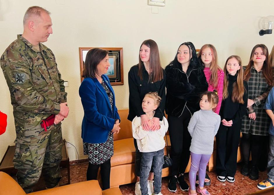 Familiares de combatientes ucranianos con la ministra de Defensa, Margarita Robles