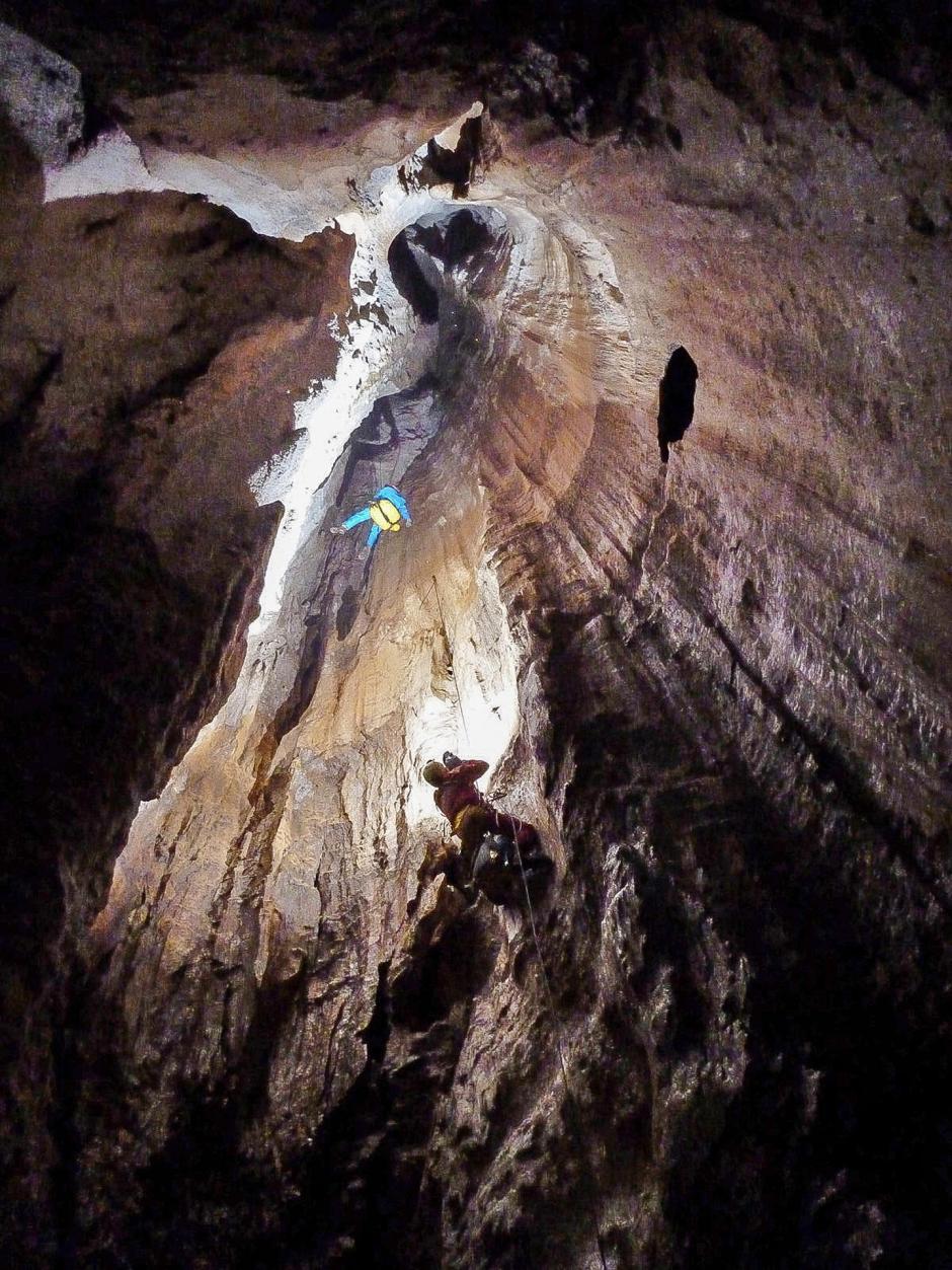 Vista del interior de la cueva del sistema de cavidades del Alto Tejuelo en Cantabria
