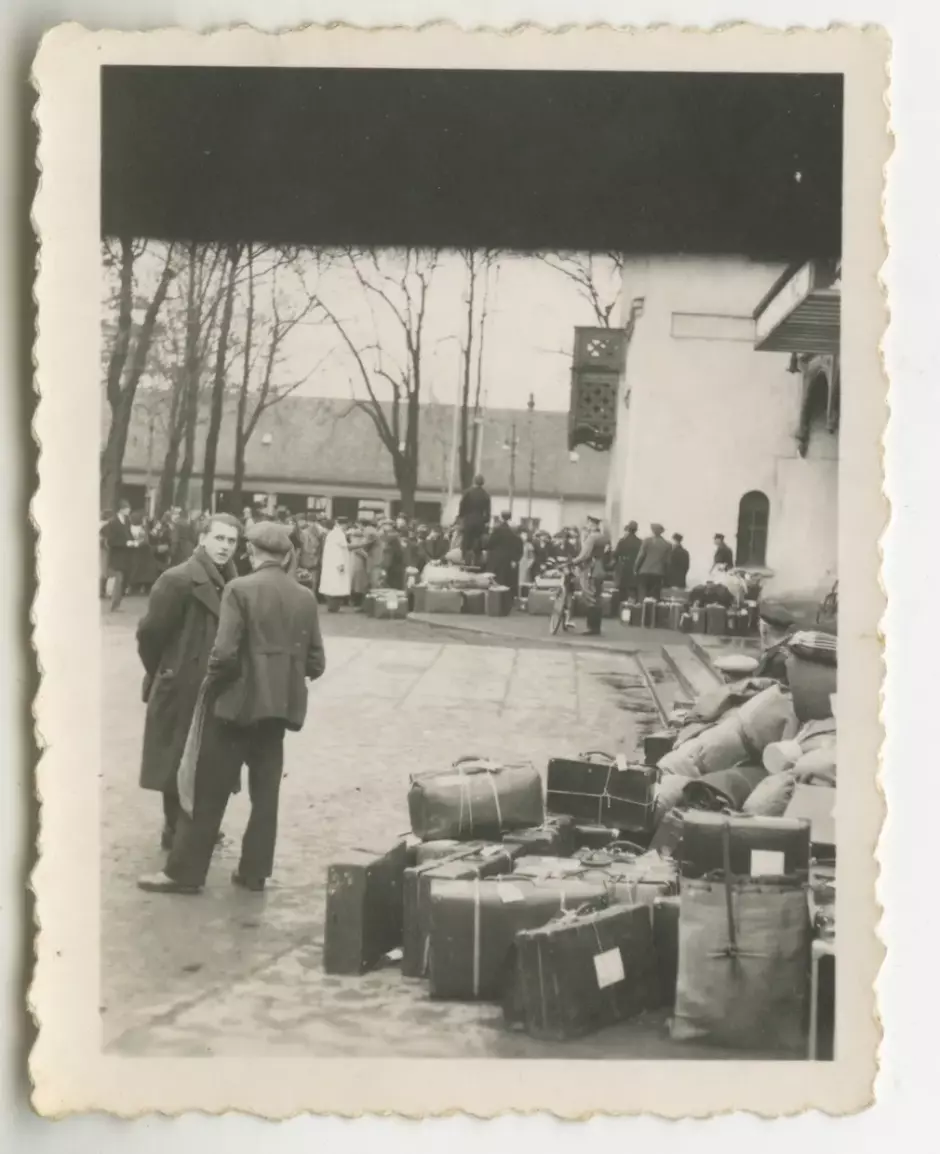 El 21 de noviembre de 1941, más de 1.000 habitantes de Breslavia fueron detenidos por la policía y conducidos a una plaza de la ciudad. Al cabo de cuatro días embarcaron en trenes con destino a Kovno, en Lituania. A su llegada fueron asesinados a tiros. En 1942, el 9 de abril, casi 1.000 judíos fueron detenidos de nuevo en el mismo lugar, antes de ser transportados en tren a Izbica, en el este de Polonia. En este último transporte sobrevivieron dos personas.