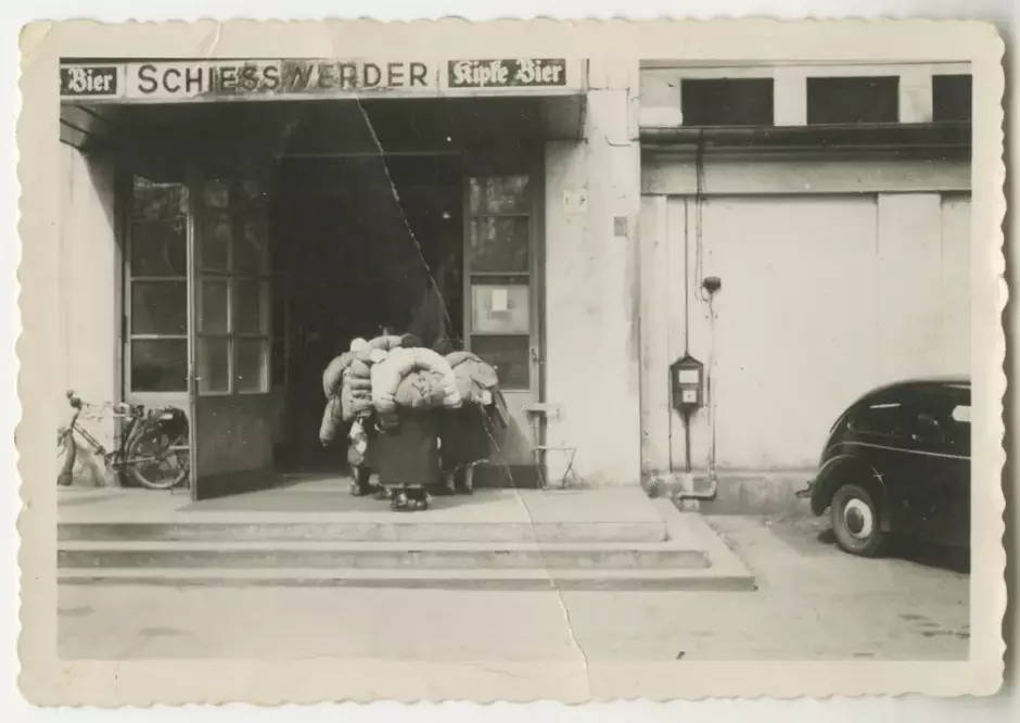 Esta última fotografía fue tomada en abril de 1942 durante la segunda deportación desde Breslau. El equipaje de deportación está empaquetado de forma diferente debido a una nueva orden de la Gestapo para la segunda deportación. No se permitían maletas, sólo mochilas.