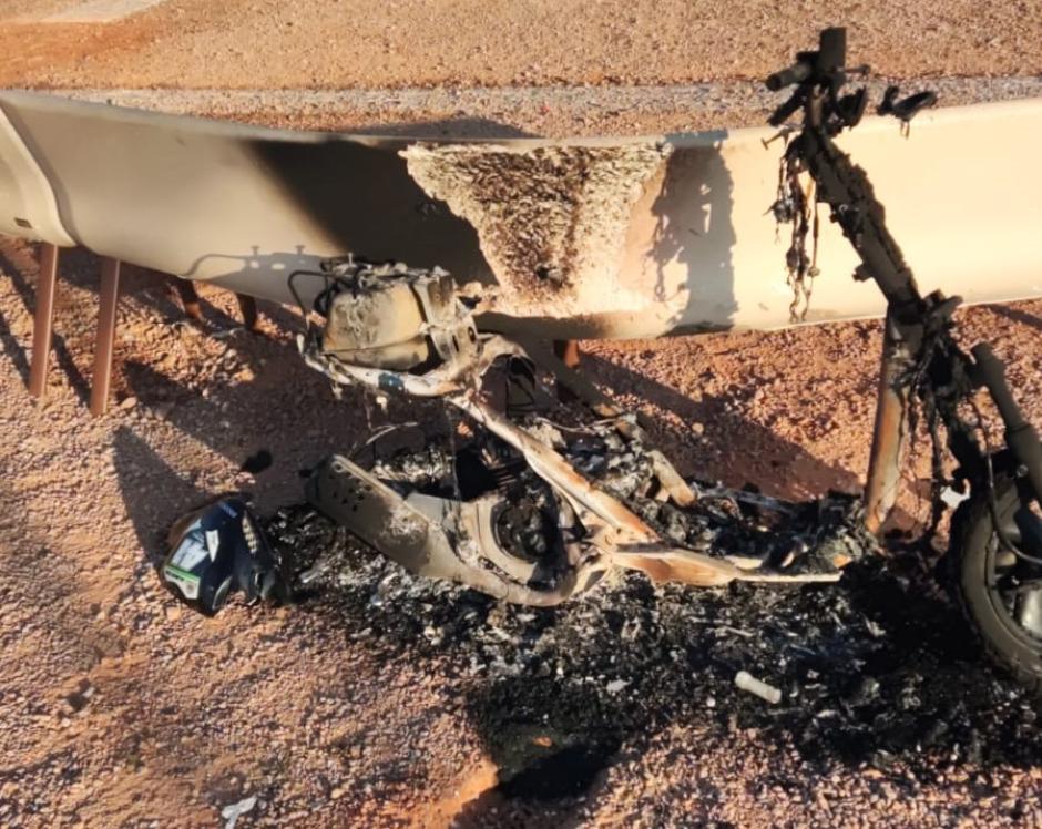 Motocicleta quemada en El Parque de Levante