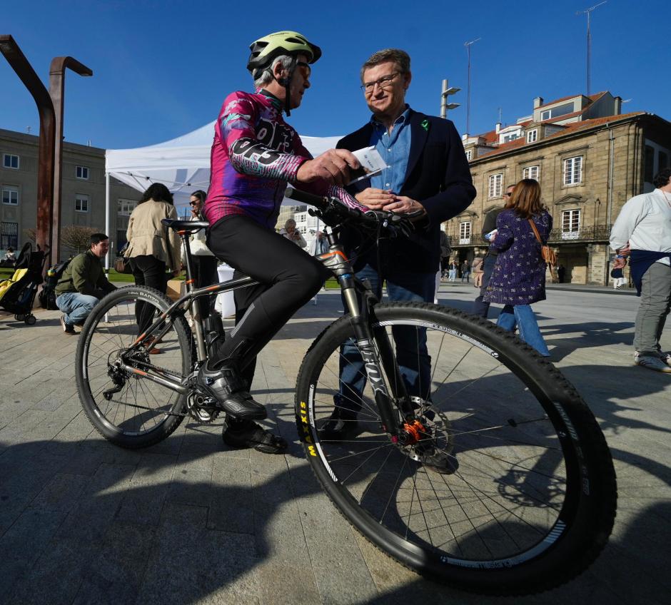 Feijóo conversa con un ciclista en La Coruña