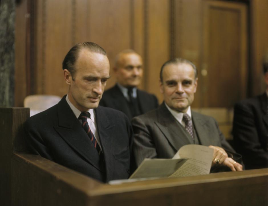 Alfried Krupp (izquierda), en el banquillo de los acusados durante el juicio