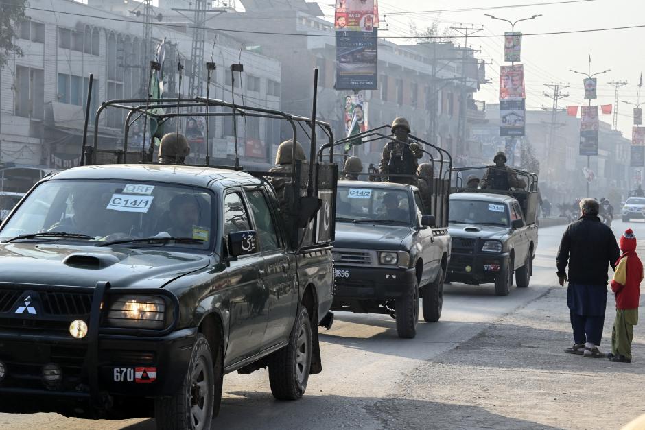 Un convoy del ejército de Pakistán patrulla una carretera en Peshawar