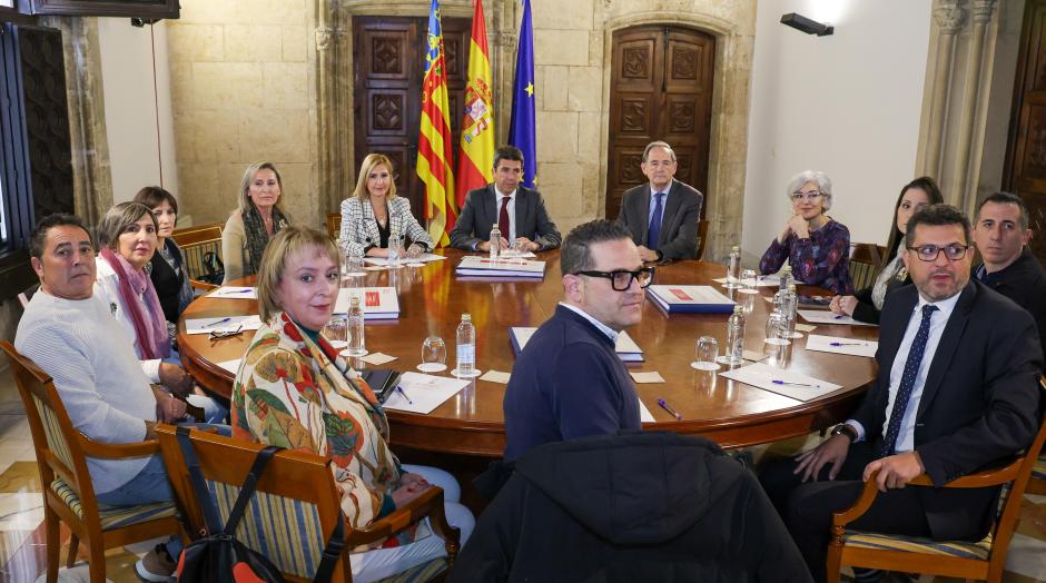 Reunión del Consell con los vecinos implicados en el soterramiento de las vías al sur de Valencia