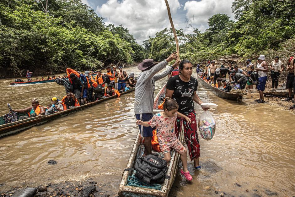 Inmigrantes cruzando la selva del Darién