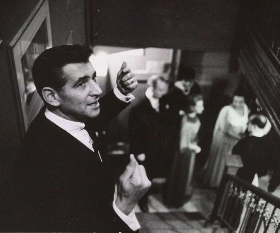 El director de orquesta Leonard Bernstein en 1954