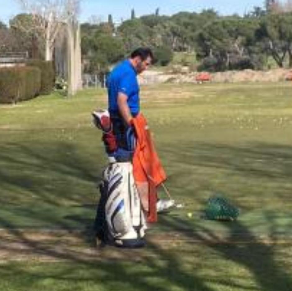 Óscar Puente, jugando al golf