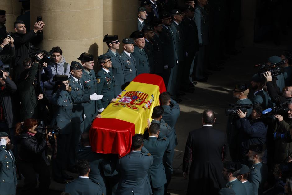 Suena el himno de España en el funeral de uno de los guardias civiles asesinados en Barbate