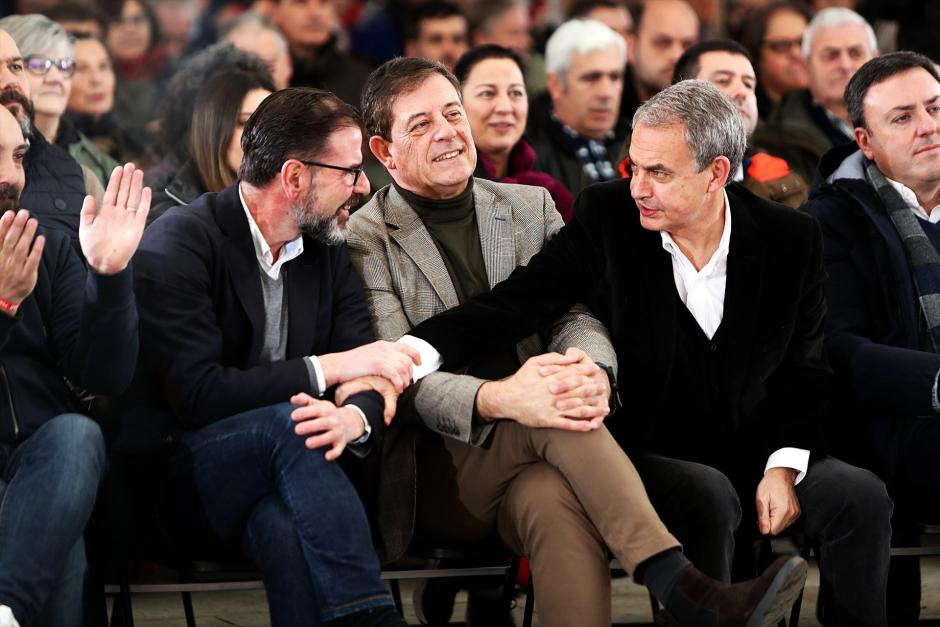 El candidato a la Presidencia de la Xunta del PSdeG, José Ramón Besteiro (c), y el expresidente del Gobierno, José Luis Rodríguez Zapatero