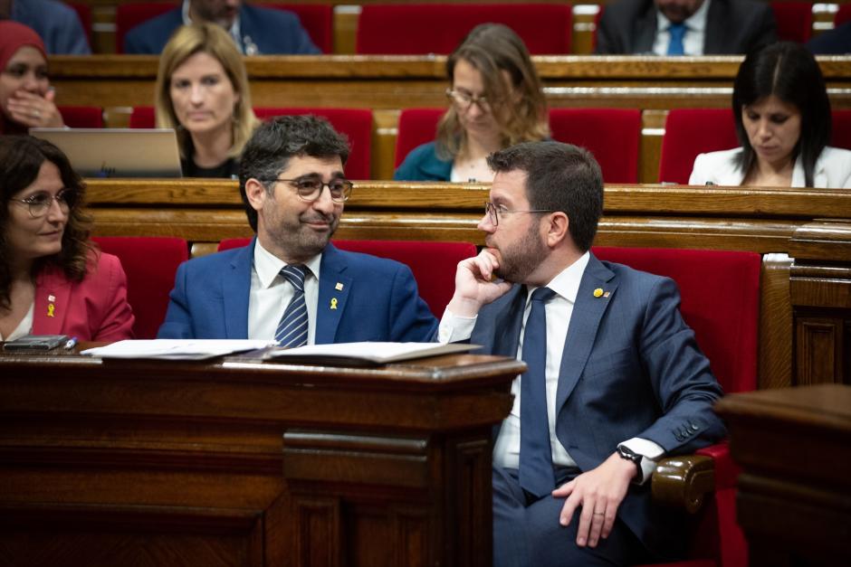 El exvicepresidente de la Generalitat, Jordi Puignerò (i) y el presidente de la Generalitat, Pere Aragonès