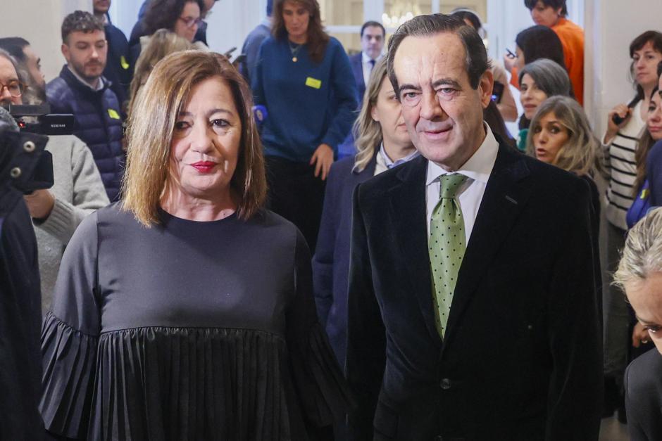 La presidenta del Congreso, Francina Armengol, y el exministro y expresidente del Congreso José Bono p