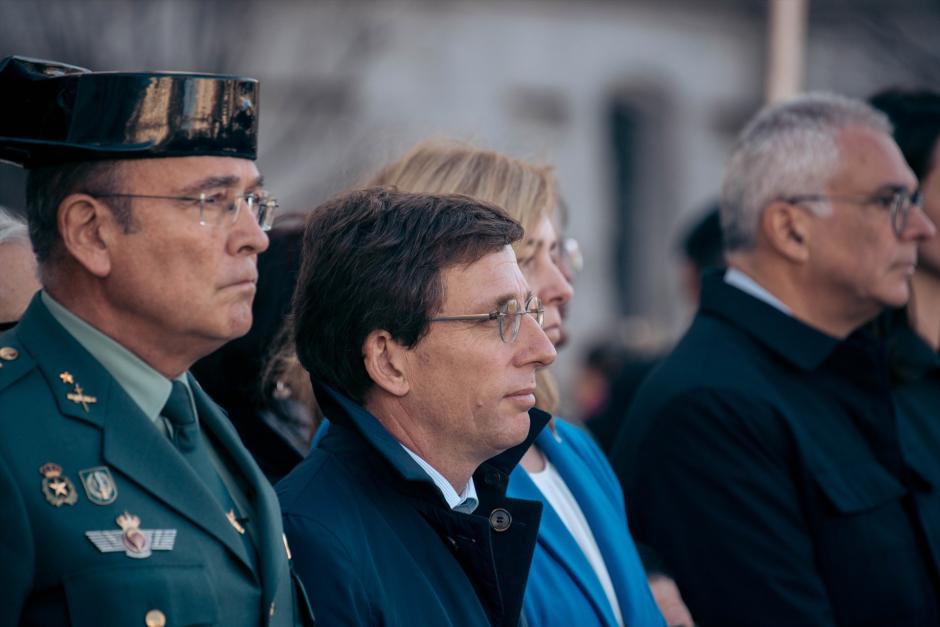 El alcalde de Madrid, José Luis Martínez-Almeida, participa en el minuto de silencio en memoria de los dos agentes de la Guardia Civil