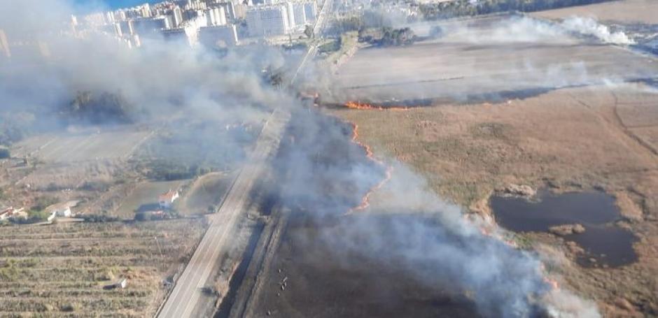 Vista del fuego en El Saler, Valencia, declarado este lunes