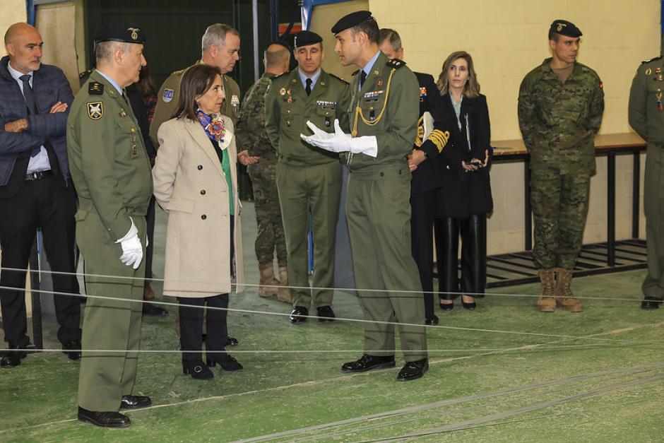 La ministra Robles atiende a las explicaciones durante su visita la Brigada Almogávares VI en la Base Príncipe de Paracuellos del Jarama