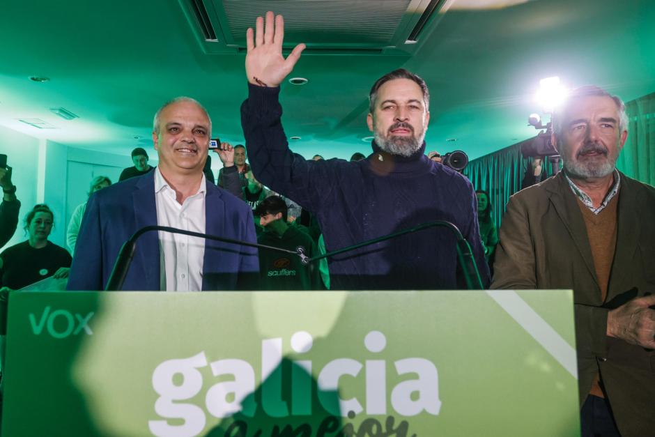Abascal junto a su candidato en Galicia, Álvaro Díaz-Mella, y el cabeza de lista por La Coruña, Manuel Fuentes