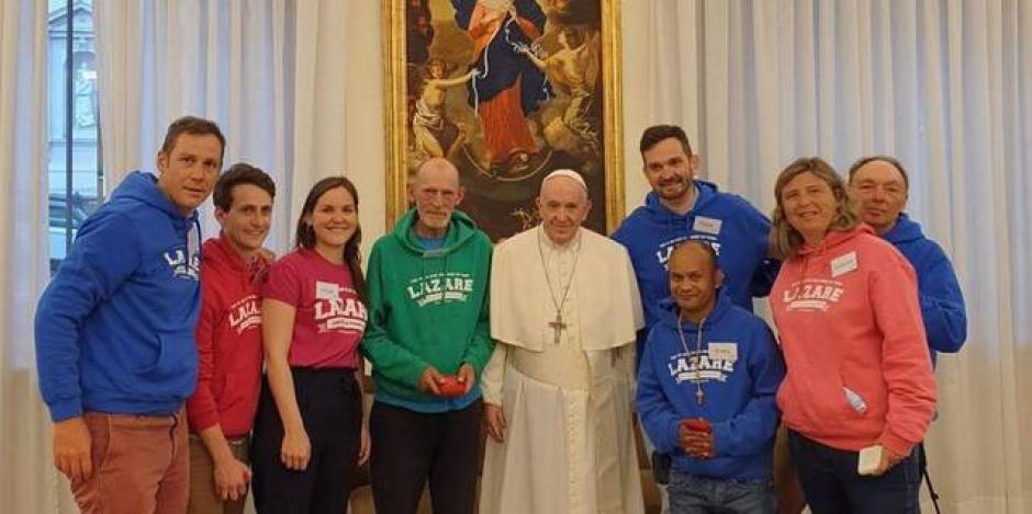 El Papa junto a algunos participante de Lázaro