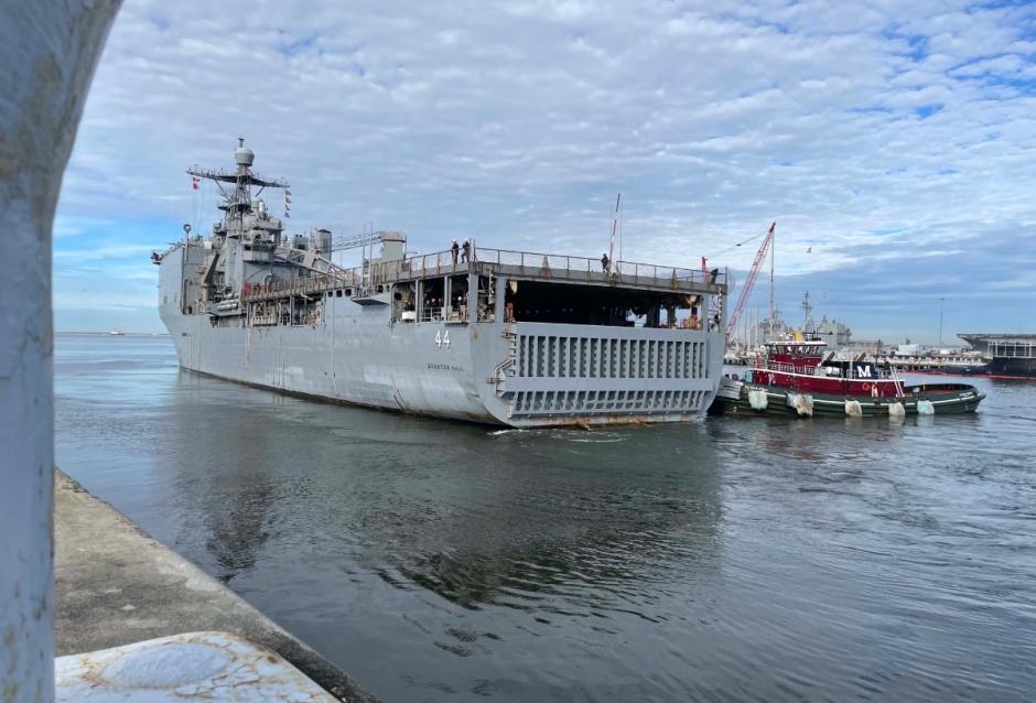 El buque de desembarco USS Gunston Hall (LSD 44) de clase Whidbey Island partió de la Estación Naval de Norfolk el 24 de enero de 2024