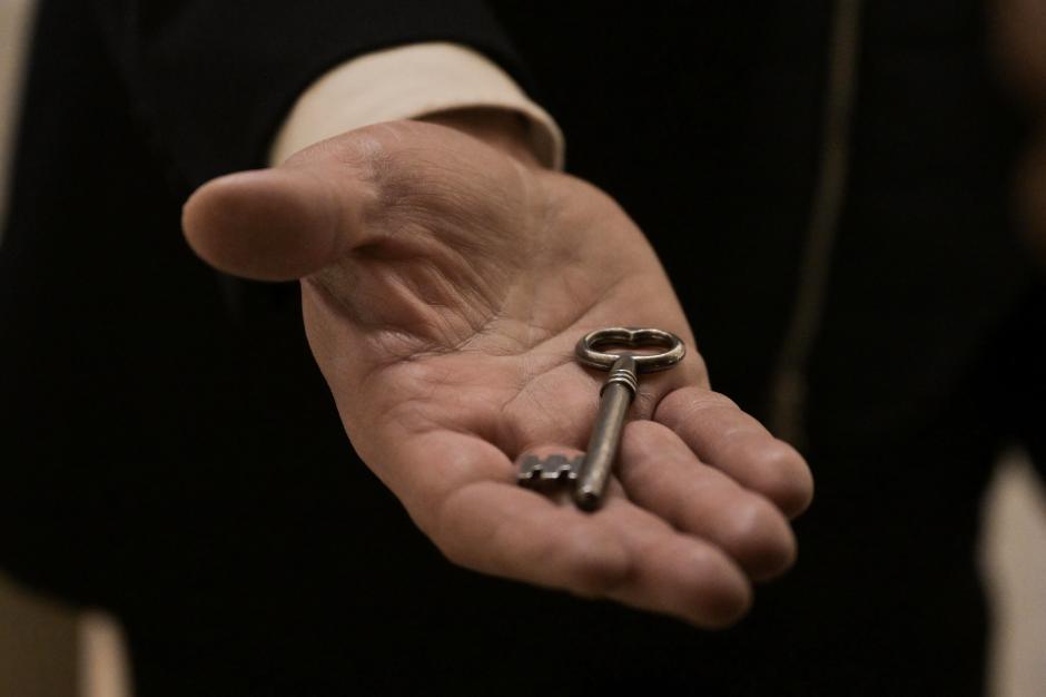 Gianni Crea, key keeper of the Vatican Museums, shows the key that open the door of the Sistine Chapel from the museums during a private visit by night, early on February 13, 2024. (Photo by Tiziana FABI / AFP)