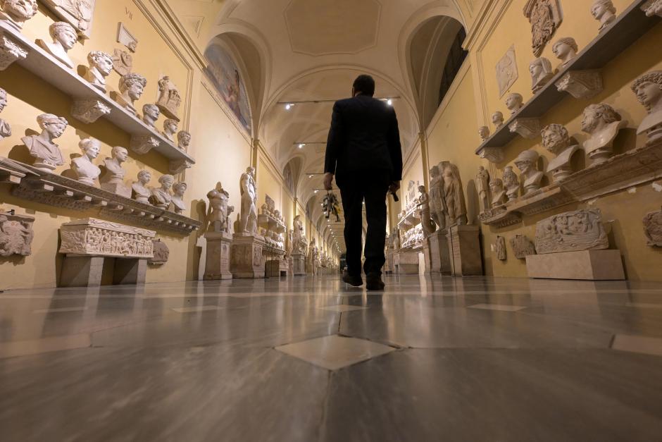 Gianni Crea, key keeper of the Vatican Museums, shows the sealed envelope containing the key to the Sistine Chapel during a private visit of the museums by night, on February 13, 2024. (Photo by Tiziana FABI / AFP)