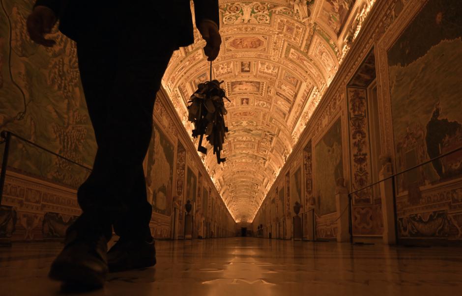 Gianni Crea, key keeper of the Vatican Museums, open a wooden door during a private visit of the museums by night, early on February 13, 2024. (Photo by Tiziana FABI / AFP)