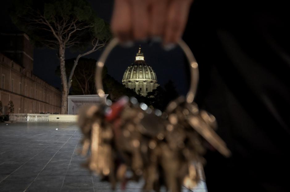 Gianni Crea, key keeper of the Vatican Museums, holds a big mast of keys as he walks in a gallery during a private visit of the museums by night, on February 13, 2024. (Photo by Tiziana FABI / AFP)