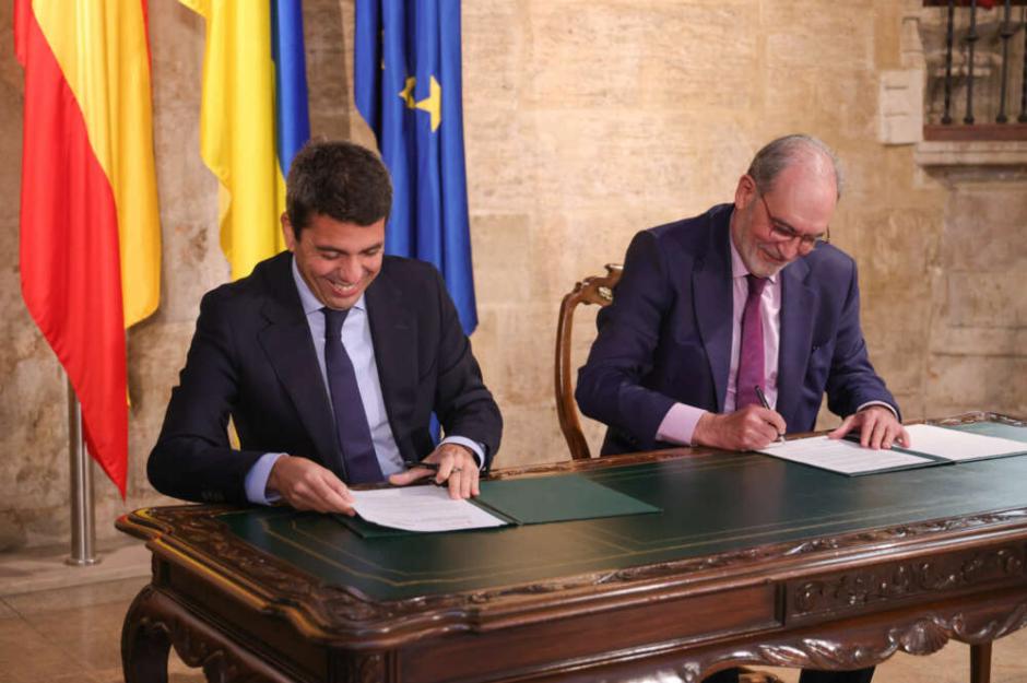 Carlos Mazón y el presidente de Ascer, Vicente Nomdedeu, firmando la ayuda extra de 600.000 euros a la cerámica