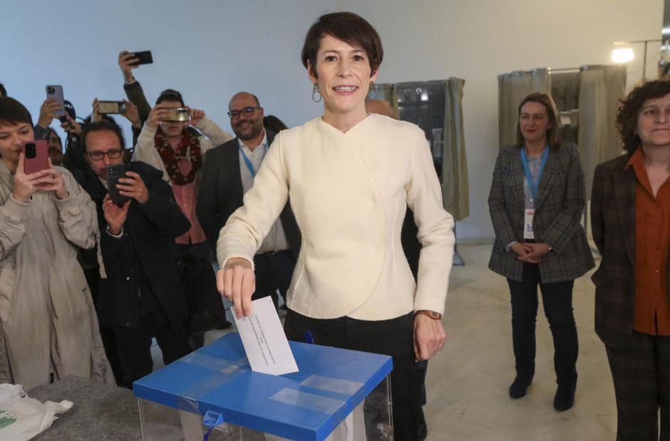 Ana Pontón, candidata a la Xunta del BNG, vota en Santiago de Compostela