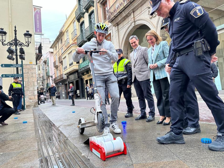 La alcaldesa de Castellón asiste a un control para detectar si un patinete eléctrico está trucado