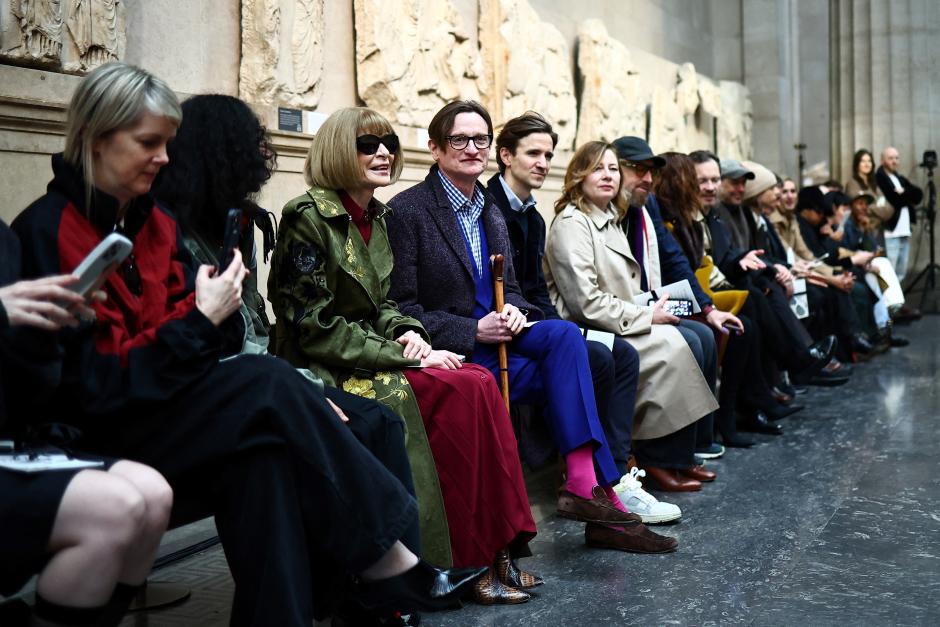 Anna Wintour asiste al desfile de moda entres los frisos del Partenón