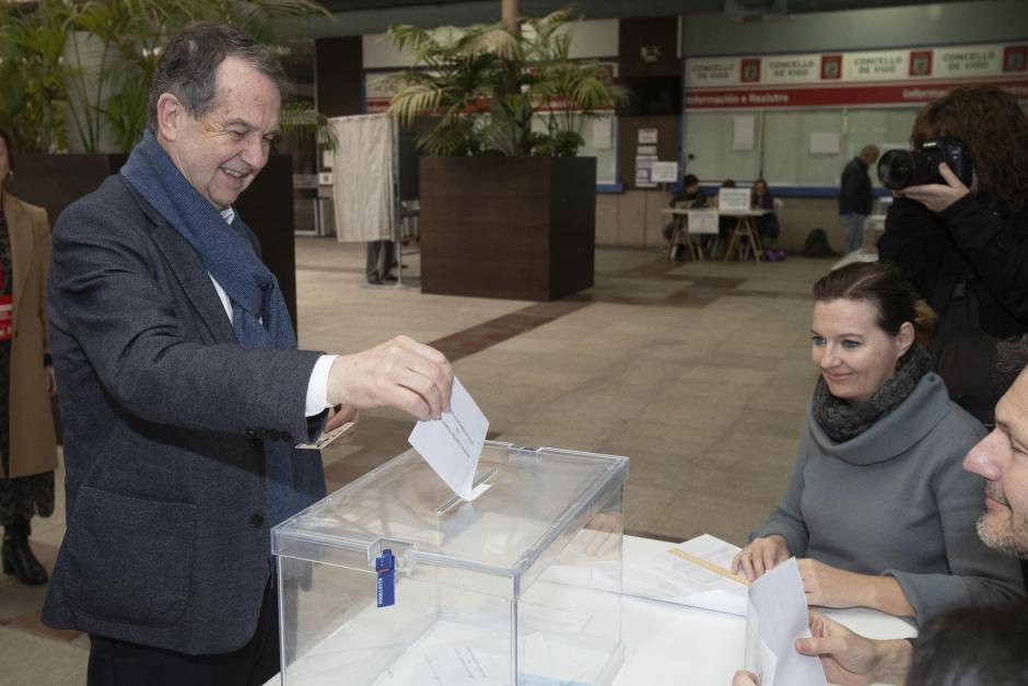 El alcalde de Vigo, Abel Caballero, votando