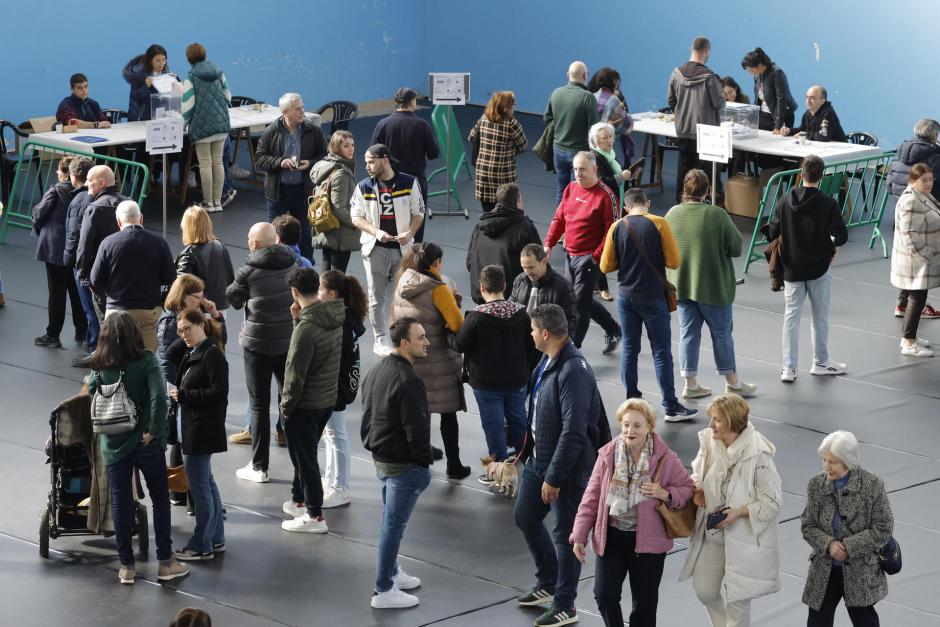 Ambiente en un colegio electoral en Santiago de Compostela durante la jornada electoral en Galicia