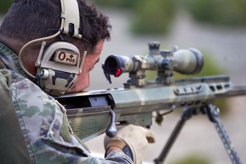 Un tirador de precisión de La Legión en el Centro Nacional de Adiestramiento de Chinchilla